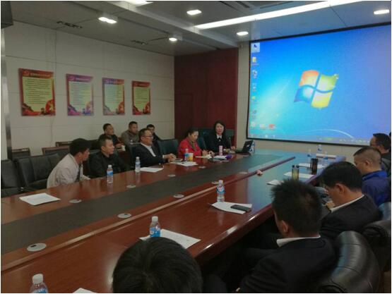 保山移动综合部总司理李梅（前排右一）在培训会上讲话。。。