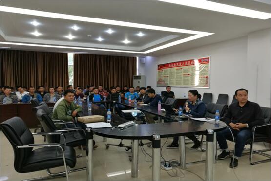 AB娱乐办公室主任宋洋（右二）在清静培训会上宣贯AB娱乐公司车辆治理制度和清静执律例则。。。。。。。